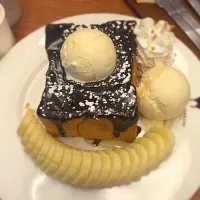 Snapdishの料理写真:Honey toast with banana ba ba nana 🍌🍌|Nanthawee Hirunchunhaさん