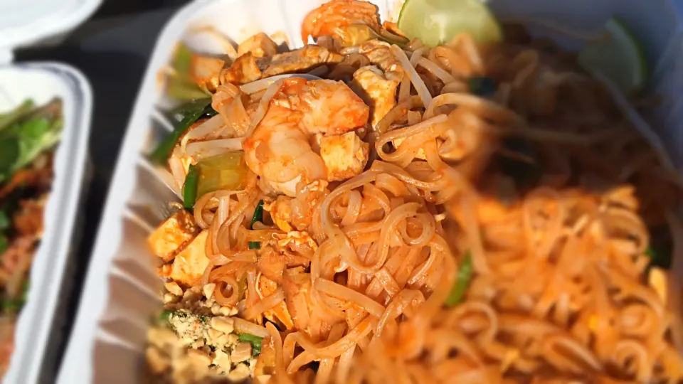 Pad Thai noodles|chopsticks alleyさん