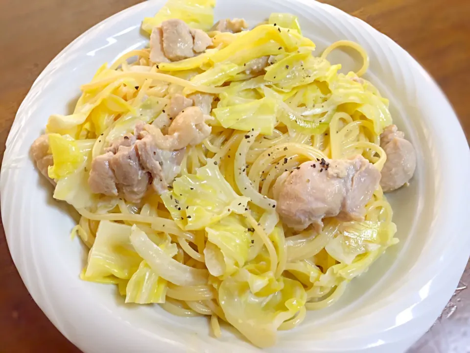 鶏もも肉とキャベツのクリームパスタ|しおり。さん