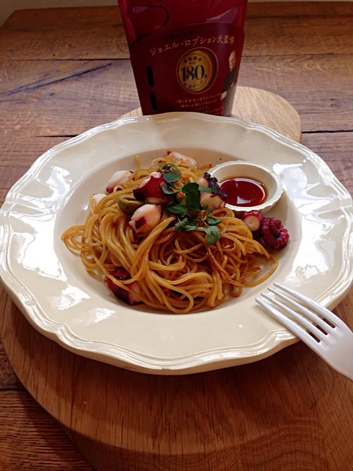 Snapdishの料理写真:ぷりぷりタコとオリーブの焼きしょうゆパスタ☻茹で時間0|Mariko  Matsuiさん