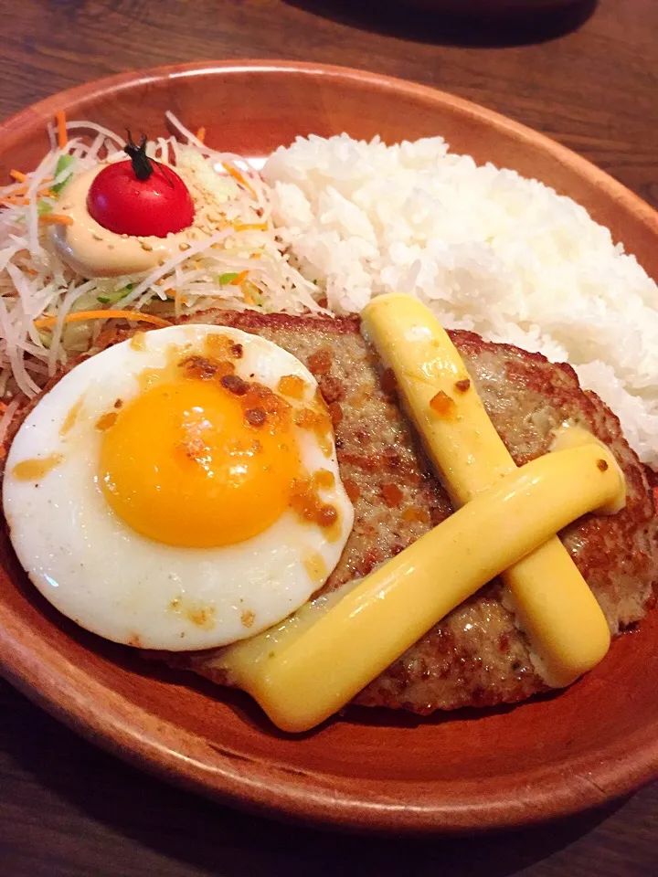 チーズバーグディッシュに目玉焼きトッピング|サヤラムネさん