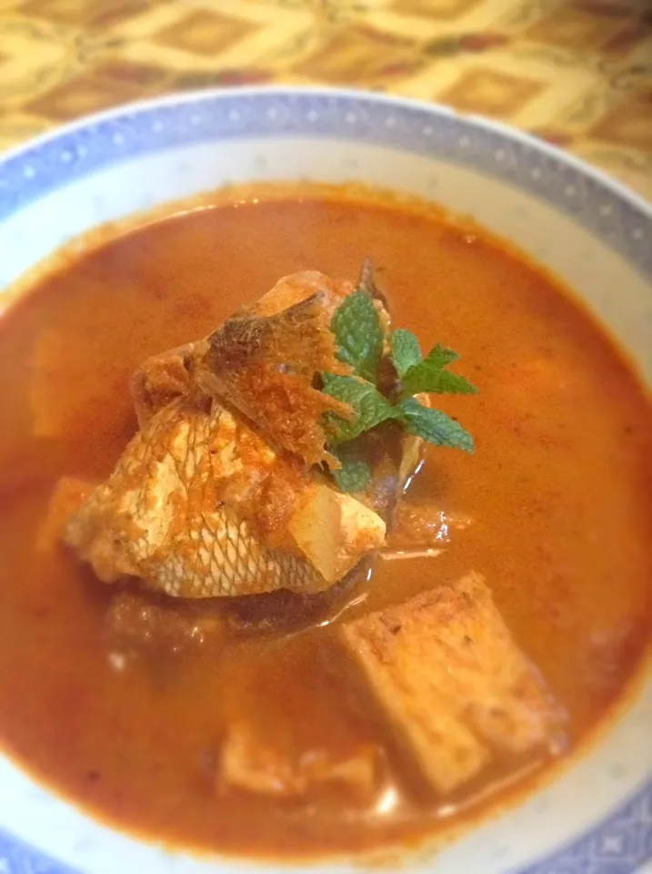 Snapdishの料理写真:Fish curry 魚のカレー。タマリンドで酸味も辛味も温まるぅ。|CHOOtaitaiさん