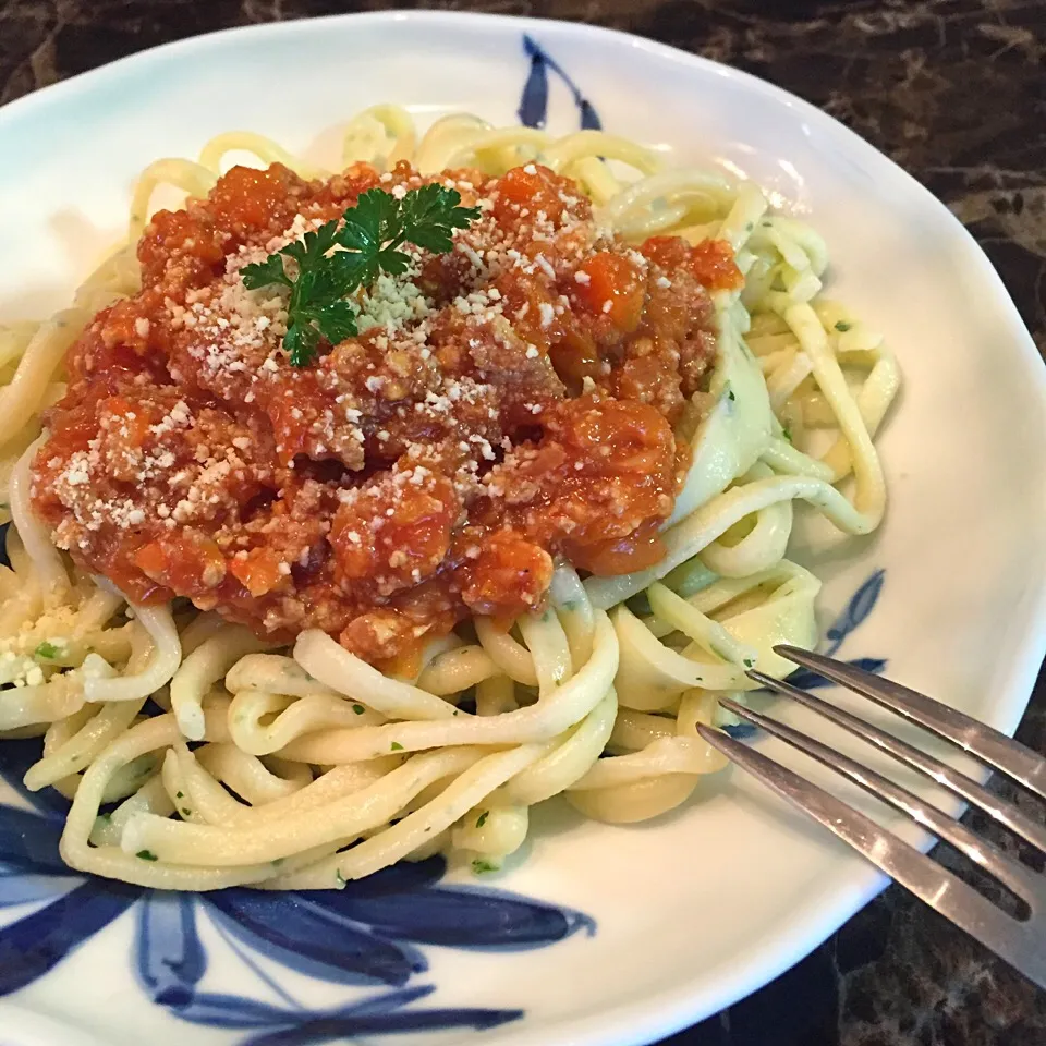 パセリ入り自家製麺と豆腐入りヘルシーミートソースのパスタ✨|りこでりこさん