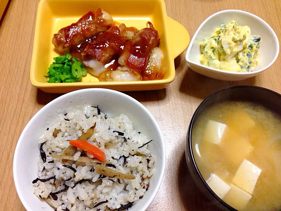 餅の豚肉巻き、カボチャと菜の花のサラダ、ひじきの混ぜごはん|こんこんさん