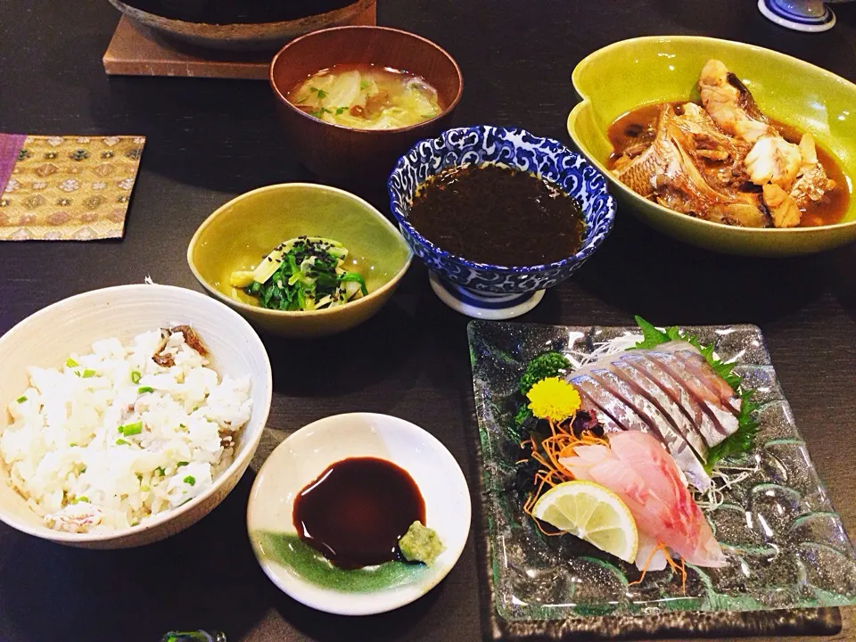 鯛飯，お刺身，アサツキの辛子酢味噌和え，モズク，鯛のあら煮，お味噌汁|ryotaママさん