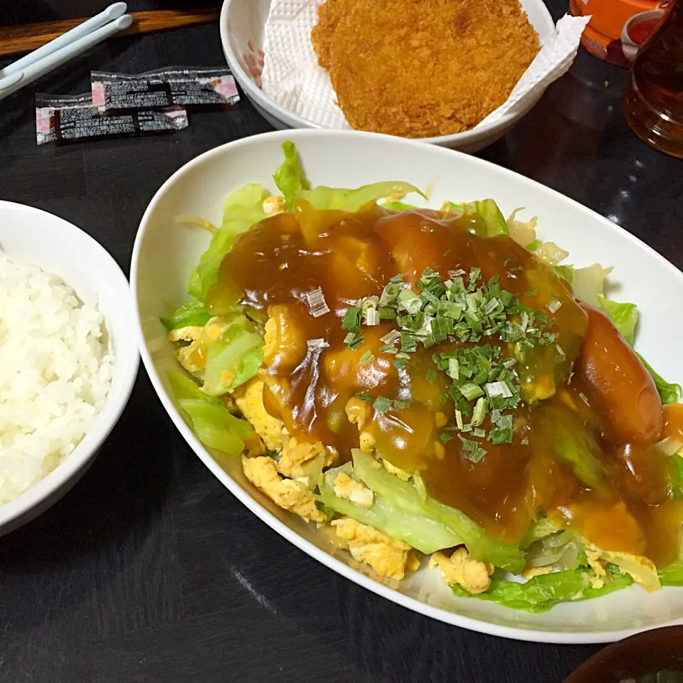 今日の晩ご飯は、キャベツとたまごの甘酢あんかけ、コンビニコロッケ、味噌汁。|ゆえさん