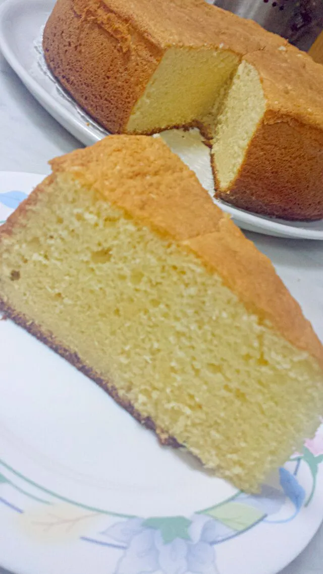 Chiffon cake

Ing:
2 cups flour
1 cup sugar
1/4 tsp salt
2 tsp baking powder
1/2 tsp baking soda

8 egg yolks
1 cup pineapple juice
2/3 cup oil
Pineapple essenc|Sofie's Kitchenさん