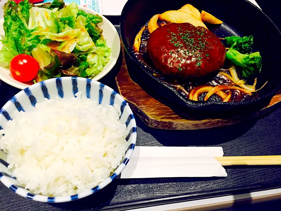 Snapdishの料理写真:カラオケでハンバーグ定食♡|せきせいいんこらぶさん