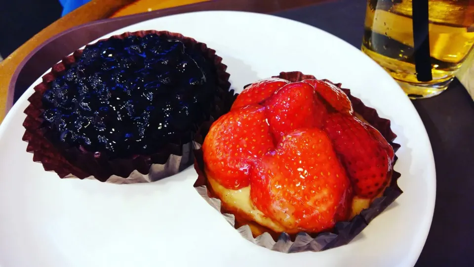 strawberry and blueberry tarts|steven z.y.さん