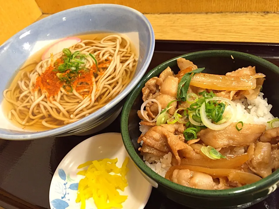 恒例の阪急そばは、豚丼付きで🐷共食いの気分を味わいましたわ🐷|にゃあ（芸名）さん