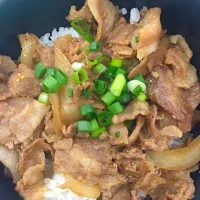 2/29日学食限定の229円の甘辛豚にんにく丼でーす。|kokeiさん