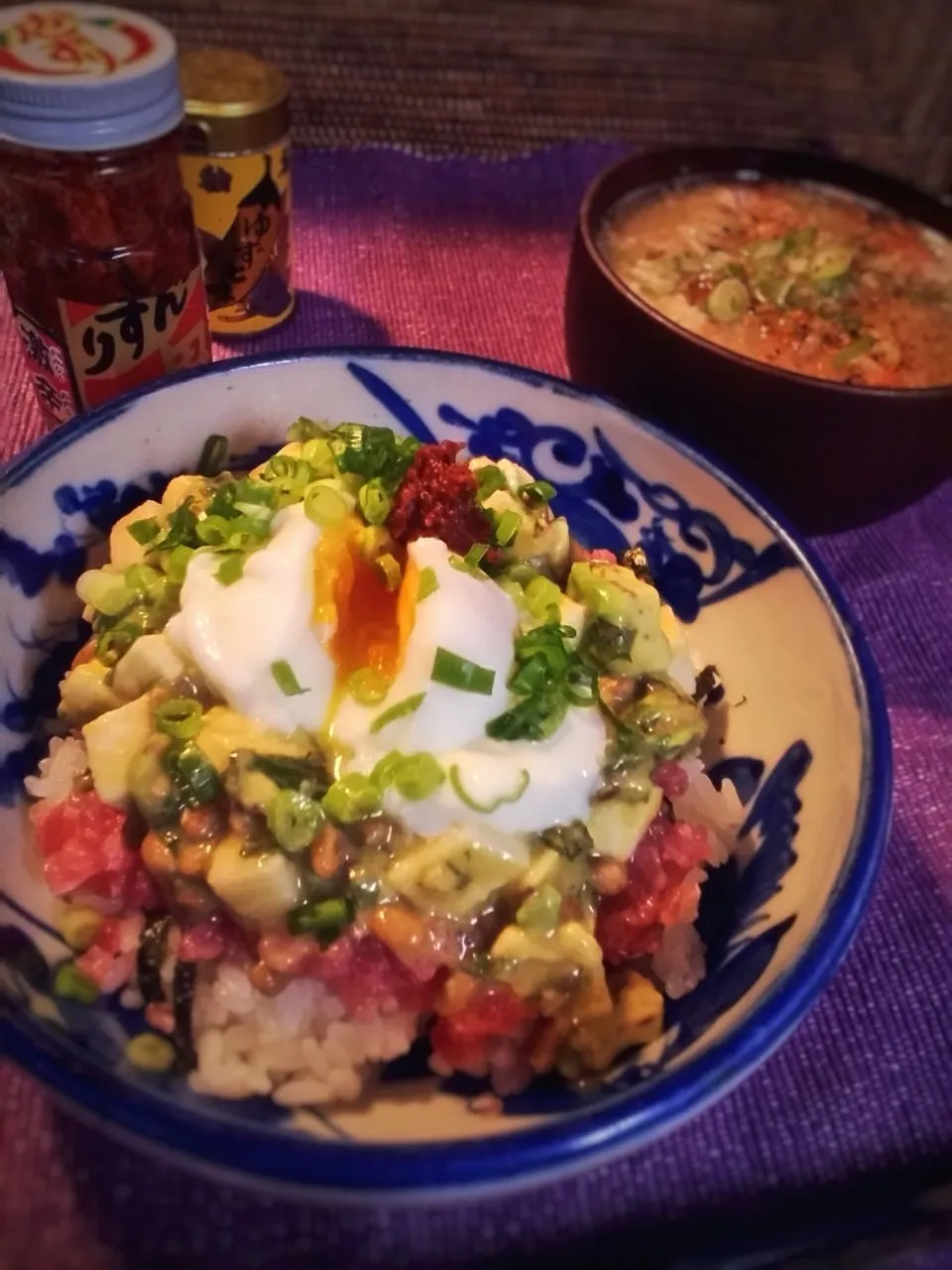 アボカド納豆長芋ネギトロ丼の温玉のせ、をかんずり(激辛)で食べたら美味かった件。|こいさんさん