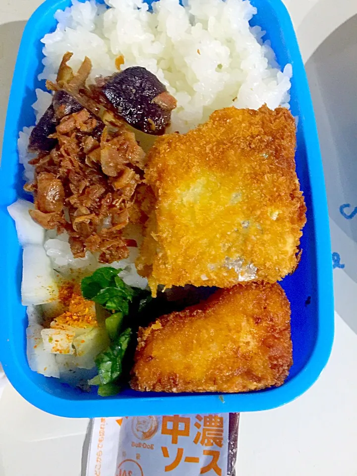 パパお弁当🍱  サーモンフライ  椎茸と小エビのつくだ煮  白菜と小松菜の漬物|ch＊K*∀o(^^*)♪さん