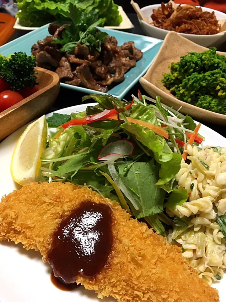 肉の日！チキンカツ 焼肉 菜の花 サラダ 蓮根と牛蒡チップス♫|Yoko  Ikedaさん