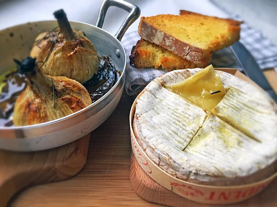 Roasted garlic & spun Camembert cheese|laura giardinaさん