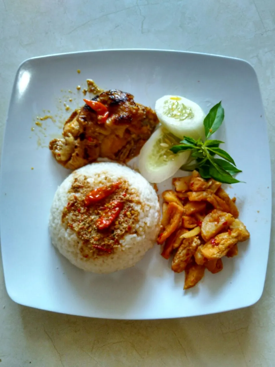 Snapdishの料理写真:Nasi Ayam Lodho (Chicken Lodho)|Fitria Wahyu Ariyantiさん