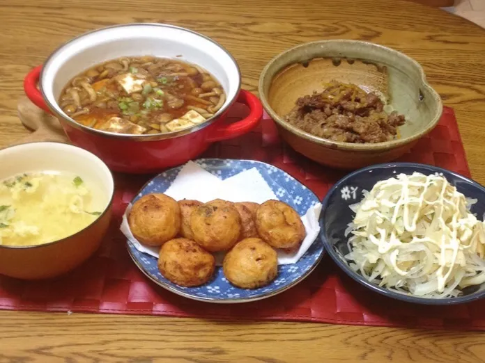 ナメコの煮やっこ・笠原流牛しぐれ煮・ポテチとオニオンスライスのサラダ・たこ焼き唐揚げ・とき卵スープ|美也子さん