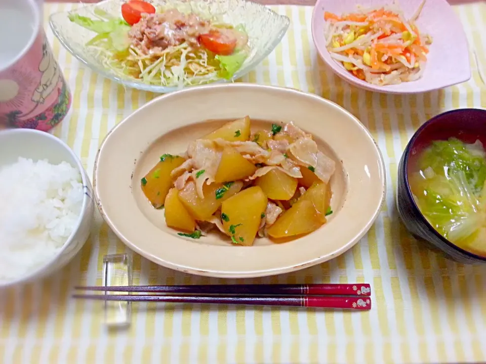 ☆豚バラと大根の煮物
☆豆もやしとにんじんのナムル
☆サラダ
☆白菜のお味噌汁|なべちゃんさん