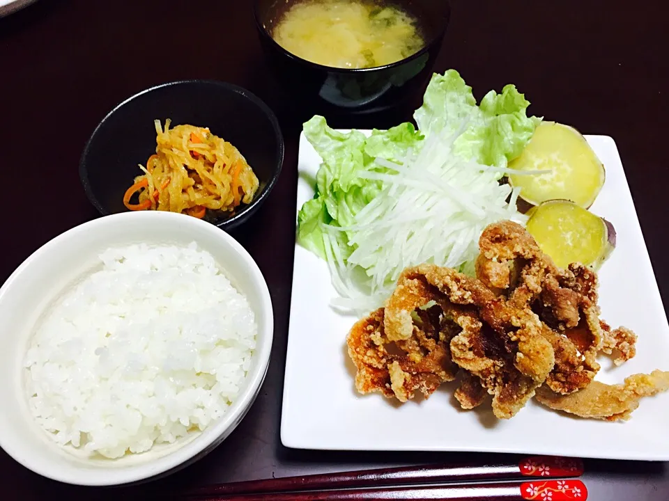 ゆうごはーん♡
豚コマの唐揚げ
さつまいも
お味噌汁
サラダ
切り干し大根
ごはん|asukaさん