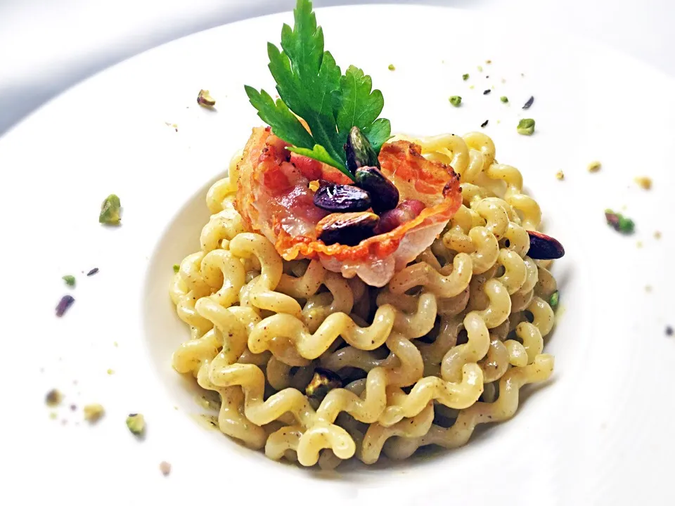 Snapdishの料理写真:Neapolitan fusilli with pesto pistachios & pancetta|laura giardinaさん