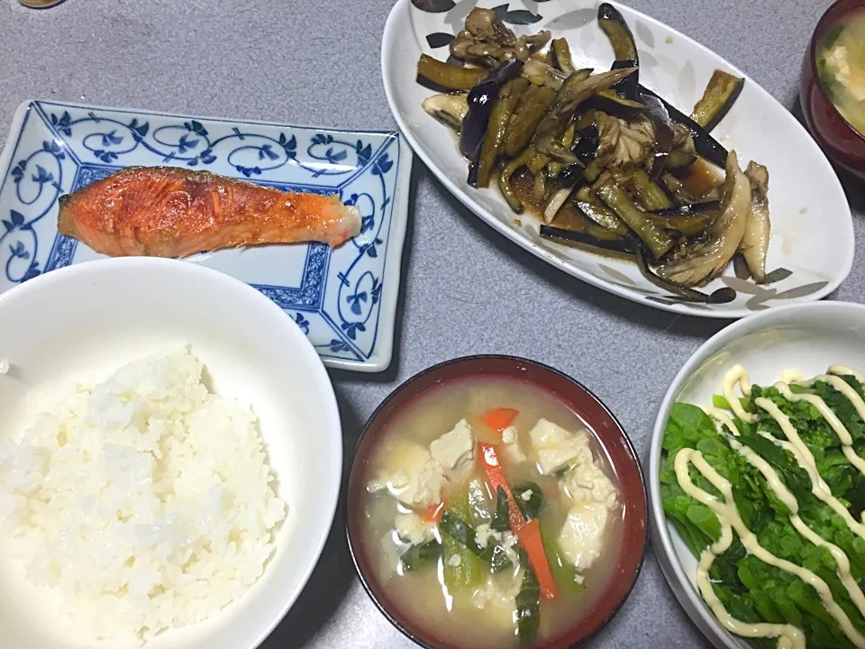 Snapdishの料理写真:魚、白米、しめじナス生姜焼き、かき菜、小松菜豆腐人参味噌汁|ms903さん