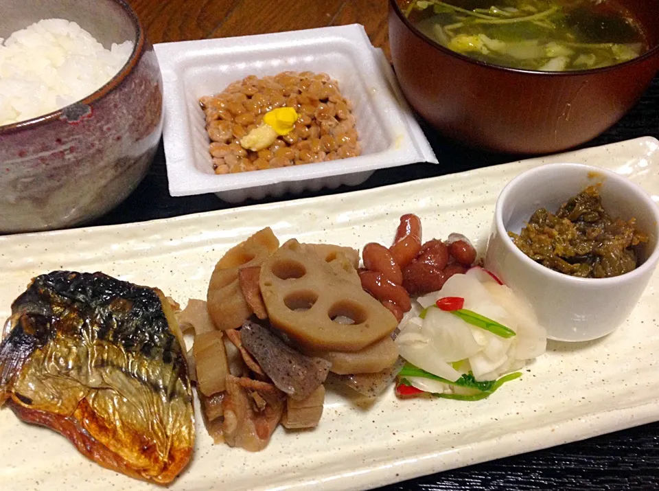 単身赴任の晩ごはん  焼き塩鯖 レンコン煮 煮豆 カブの浅漬け フキ味噌 納豆を生姜風味で 野菜たっぷりスープ 白飯|ぽんたさん