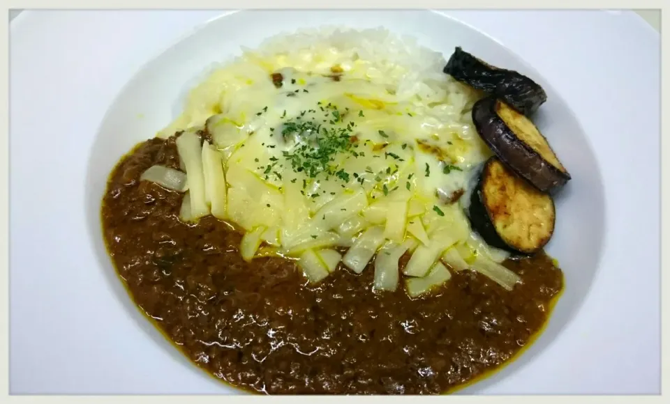 焼きナスとチーズトッピングの挽き肉カレー♪|misaさん