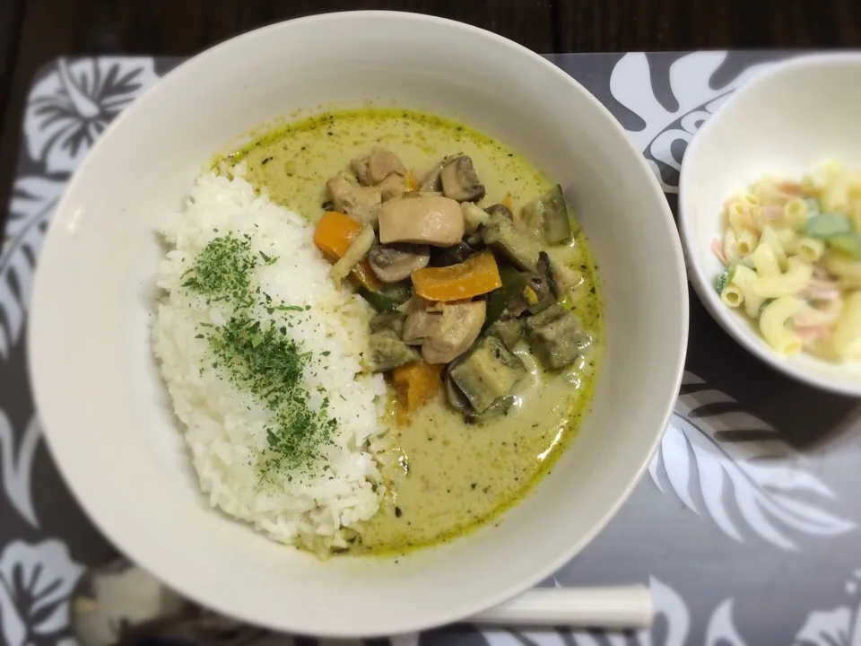 鶏肉と茄子、パプリカのグリーンカレー|のむのむさん