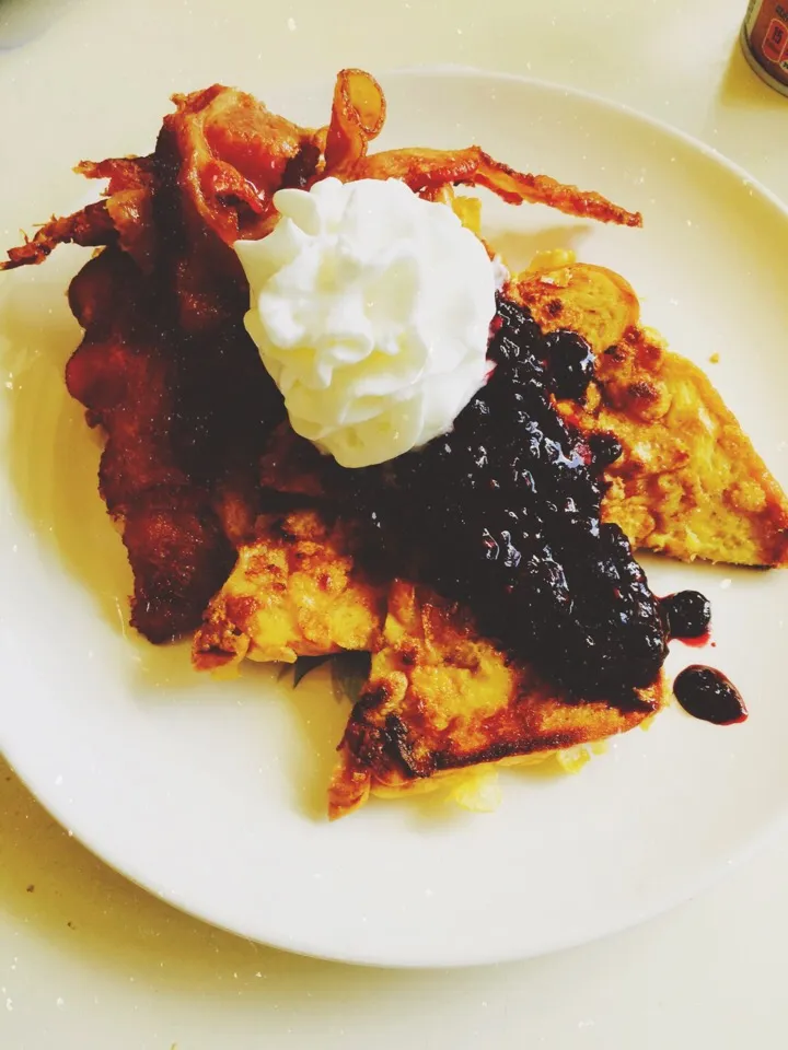 Cinnamon Corn Flake French Toast w/ Berry Compote, Whip Cream &&& Bacon 👌|Milka Papricaさん