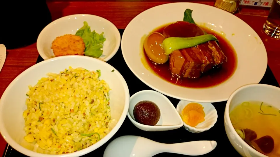 豚の角煮とエビ揚とチャーハンの定食|佐藤さん