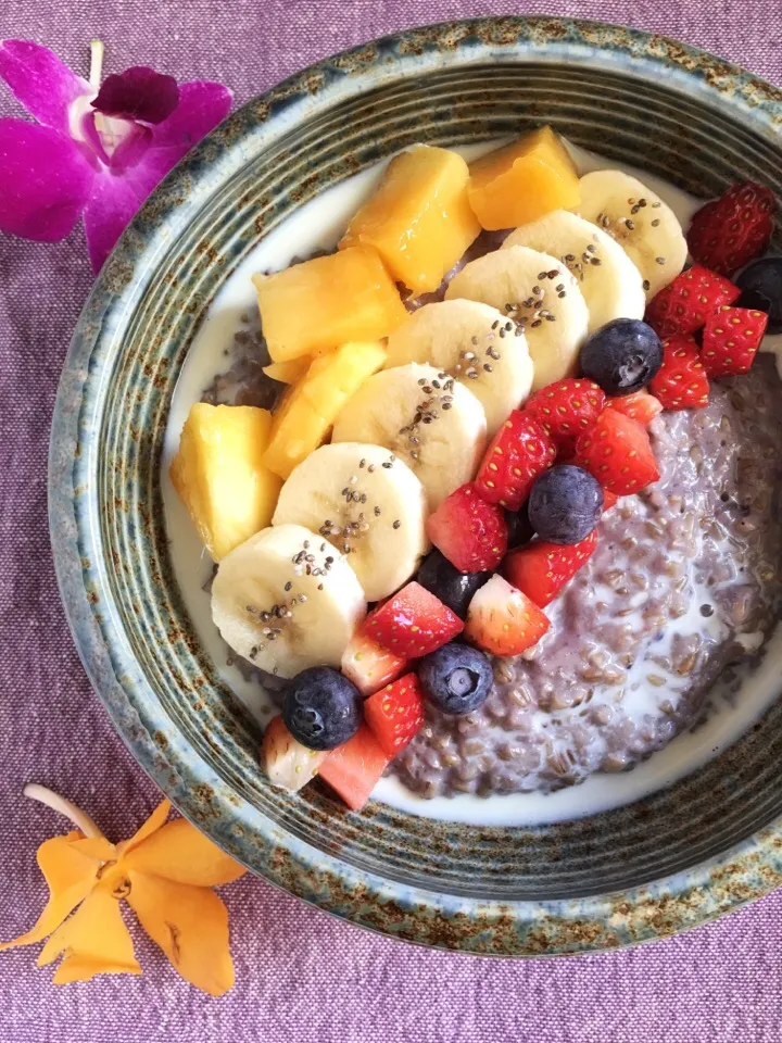 Maqui berry steel cut oats with oat milk, fresh fruits & chia seeds|coxiella24さん