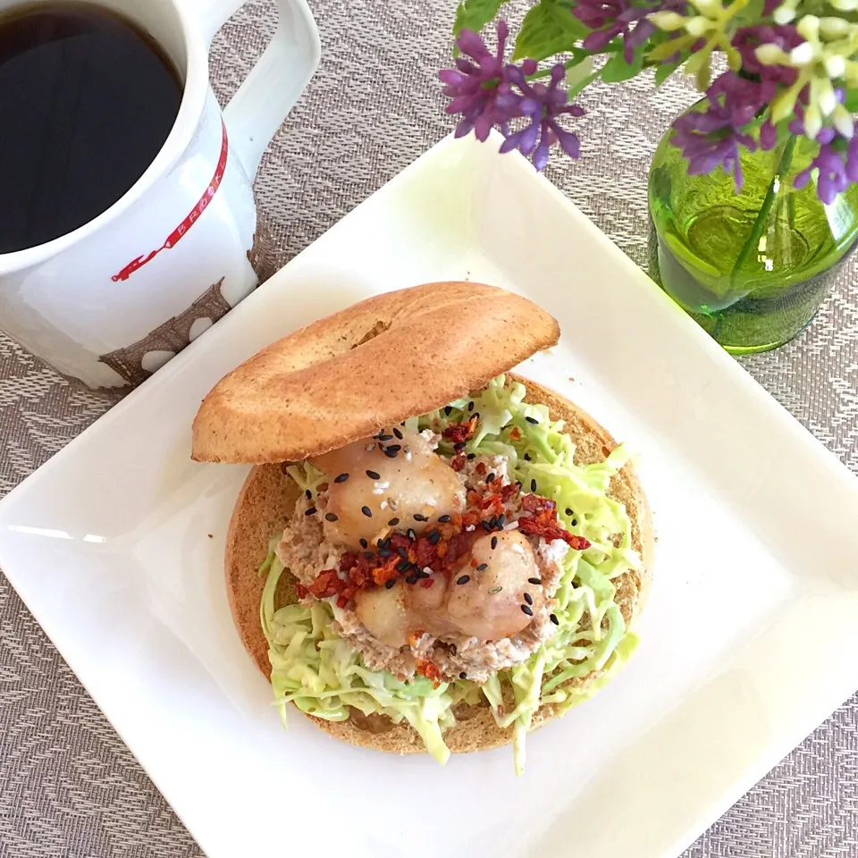 Snapdishの料理写真:鶏そぼろクリームチーズ和え&塩ぼんじり❤︎ベーグルサンドイッチ（ドライトマトフレーク、ごま塩トッピング）|Makinsさん