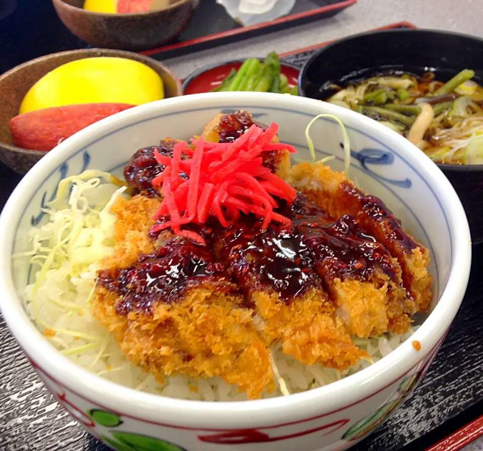 営業マンの昼ごはん  ラズベリーソースカツ丼|ぽんたさん