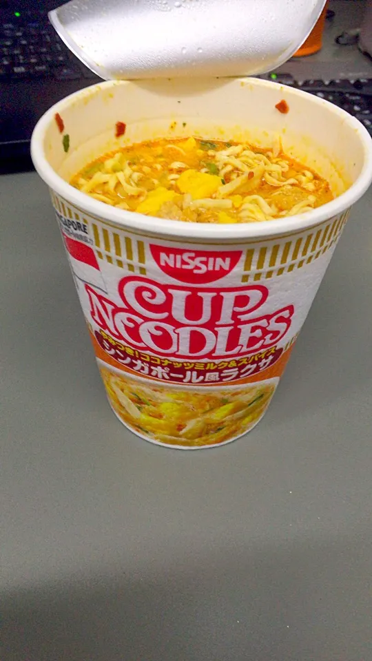 Snapdishの料理写真:ホンマやみつき❗️シンガポール風カップヌードル🍜|ayamenさん