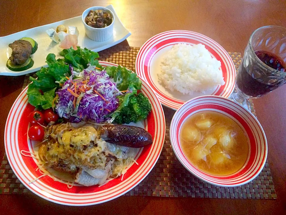 Snapdishの料理写真:Today's Dinner🍴前菜･ﾁｰｽﾞ生姜焼きの炙り･ﾗｲｽ･じゃがいもと玉ねぎのお味噌汁|🌈Ami🍻さん