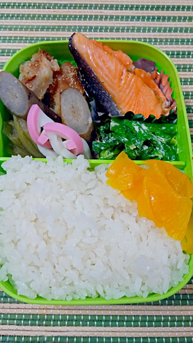 旦那さんのお弁当
・焼き鮭
・菜花のお浸し
・里芋のゴマ味噌和え
・牛蒡とフキの煮物
・飾り蒲鉾
・たくあん|あぁちゃんさん