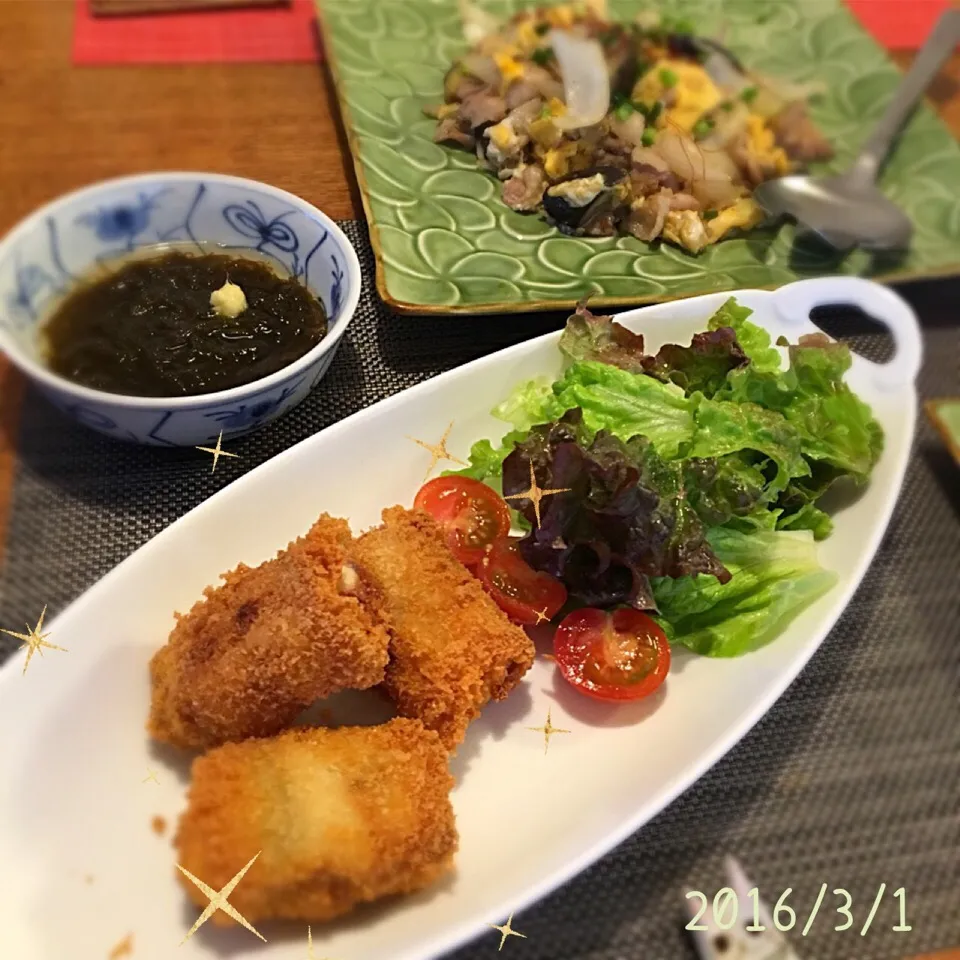 Snapdishの料理写真:冷凍豆腐の肉巻フライ
豚バラとなすの卵炒め
もずく酢|𓇼 Ⓢ Ⓗ Ⓘ Ⓝ Ⓞ Ⓑ Ⓤ 𓇼さん