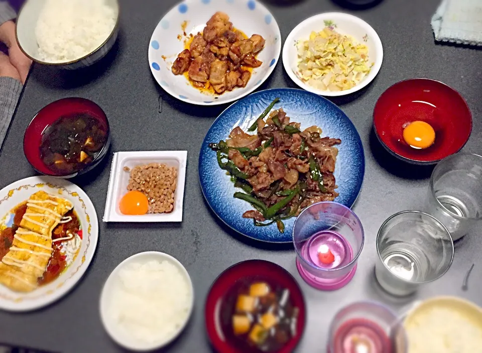 晩御飯！
豆腐とわかめの味噌汁
納豆
豚肉とピーマン炒め
チキンソース焼き
白菜のサラダ
照り焼き卵焼き|mariaさん