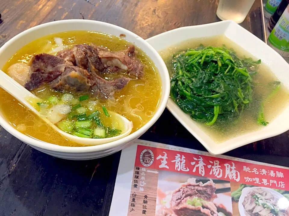 Beef brisket flat rice noodles in soup & water spinach|Sky Blueさん