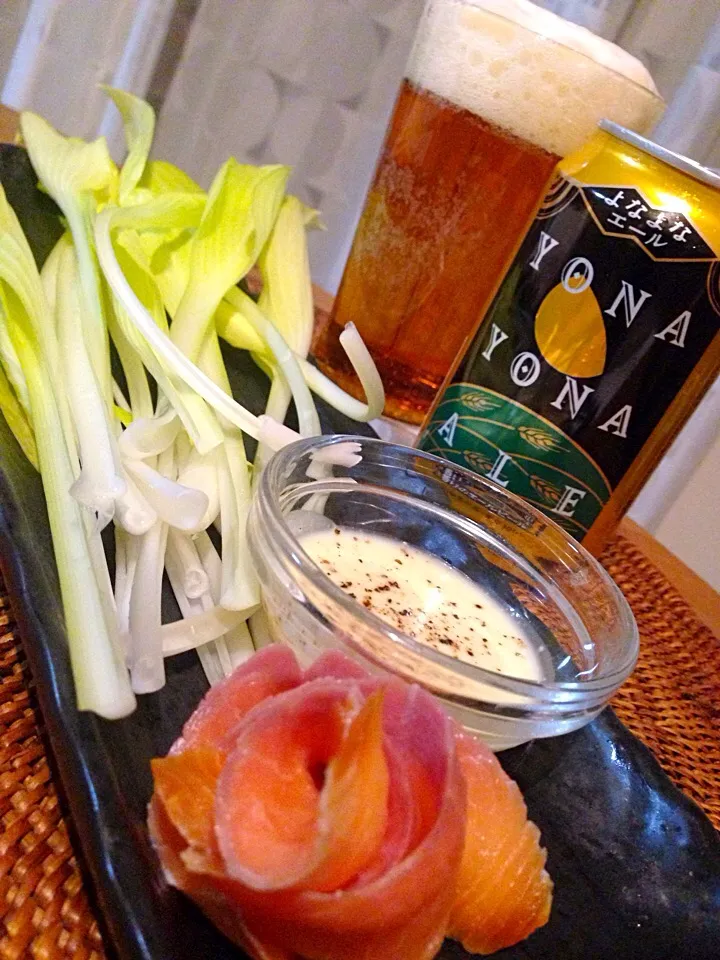 春ですね🌿うるい😊スモークサーモンと久々のよなよな😍🍺✨|アイさん