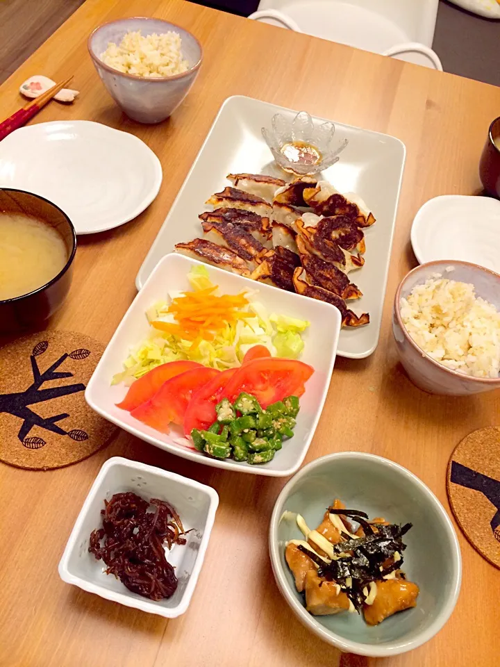 Snapdishの料理写真:3月1日の夜ご飯🌙🍚餃子、、、こ、こげてないもんねっ💦って言い張る|Sanjiさん