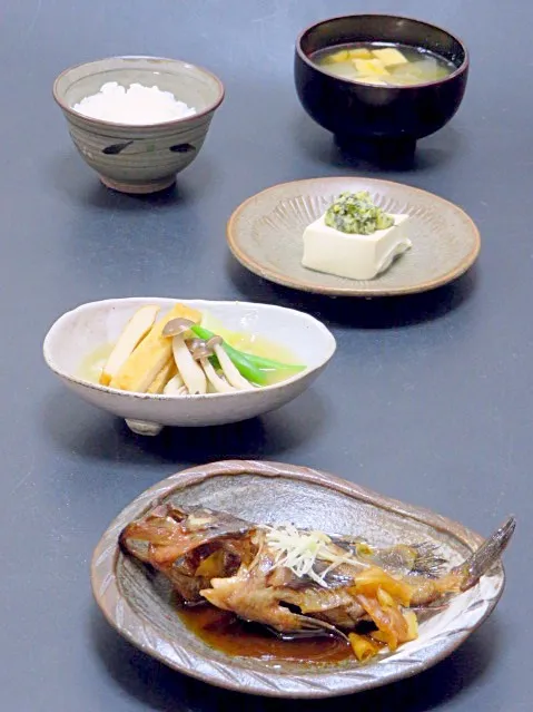 今晩は、がしらの煮付け、白菜と魚天の煮浸し しめじ  三度豆、豆腐の味噌漬け 菜花のせ、大根汁 針生姜 ねぎ 柚子、ご飯

今週は忙しいのがわかっていたので、一昨日に下ごしらえしてあった、和歌山県産のがしらと、豆腐の味噌漬けなどで、怒涛の火曜日を乗り切りました(^^;;

身体と頭と心を使って相当くたびれて帰宅しました|akazawa3さん