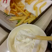 Snapdishの料理写真:🍟薯条+圣代🍧这样配味道还不错哦～反正我是爱上这样吃了😆|Aliceさん