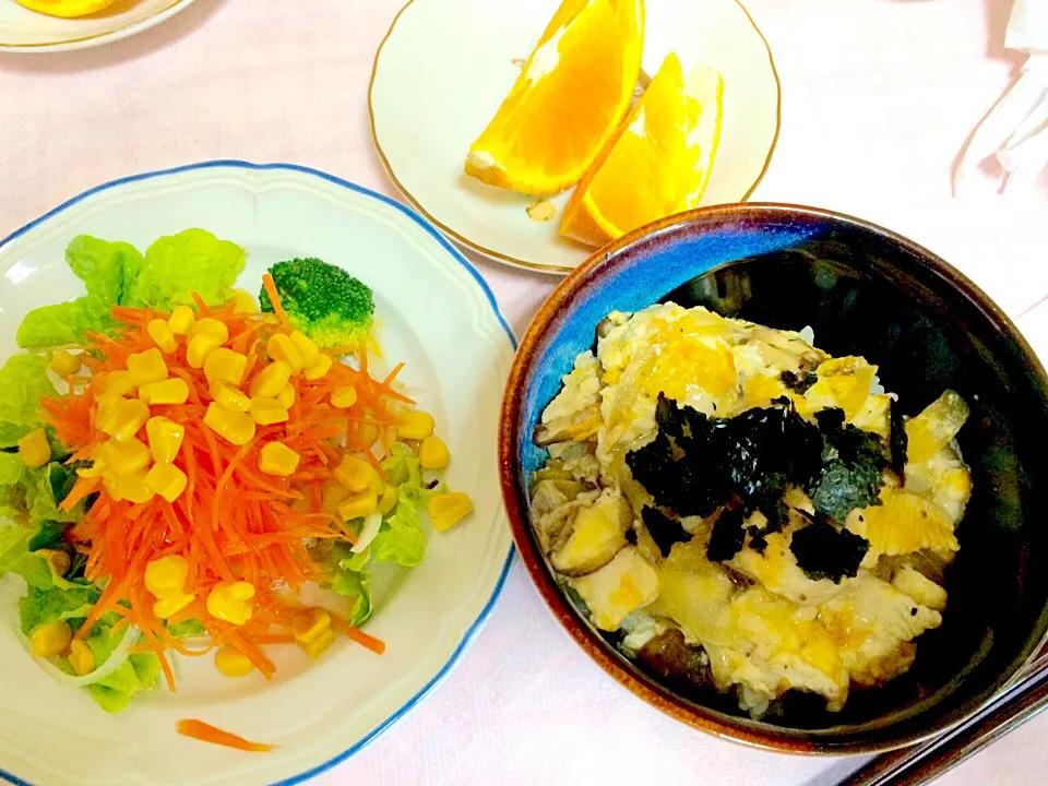 本日のお昼😅
定期健診で本日は病院にて、検査後に朝食のサンドイッチを軽く食べ、帰ってから昼食。親子丼にサラダ。変な取り合わせですが、ペースを崩さずに時間でなんとか食事ができました。😄|ナタママさん