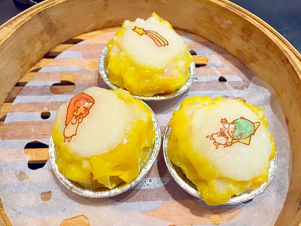 Steamed pork dumplings topped with scallop|Sky Blueさん