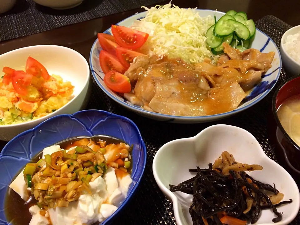 豚肉の生姜焼き、北あかりのポテトサラダ、薬味醤油冷や奴、ひじきの煮物|Jun  Sakamotoさん