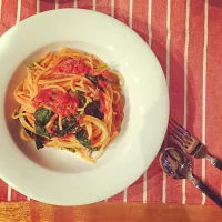 Snapdishの料理写真:ツナとほうれん草のトマトソースパスタ|上野 薫さん