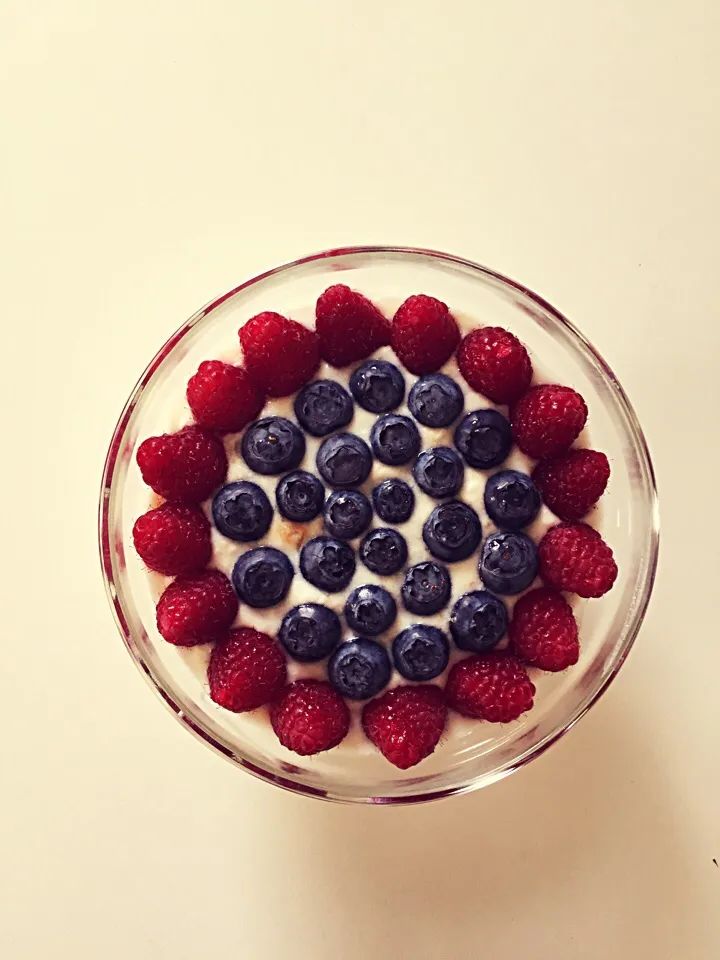 Snapdishの料理写真:Soja Joghurt mit Beeren|Jen Caitさん