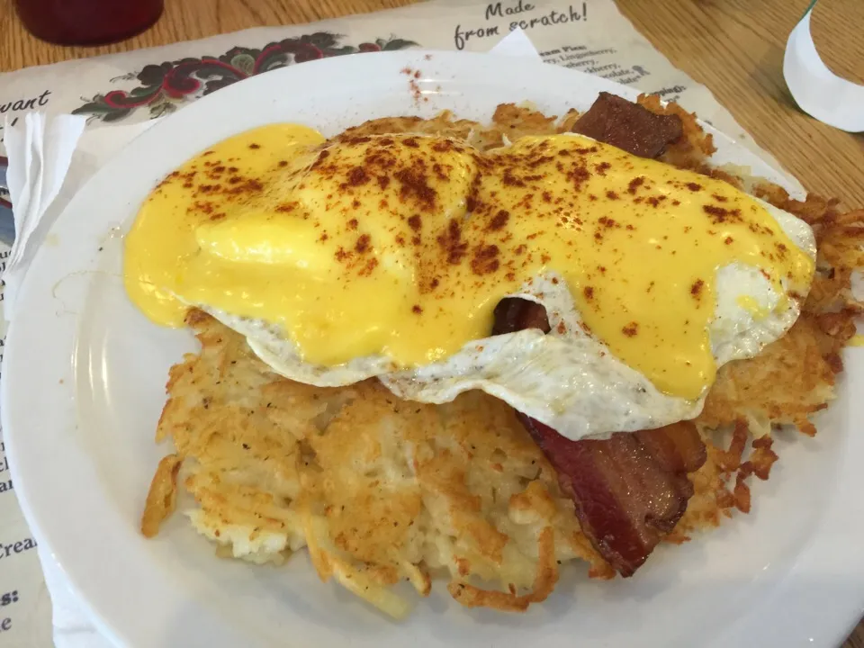 Snapdishの料理写真:Potato pancakes with eggs bacon in hollandaise sauce from the Norske Nook|Kkartsさん