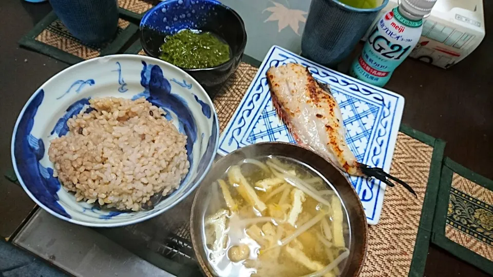 Snapdishの料理写真:赤魚&めかぶ&もやしの味噌汁|まぐろさん